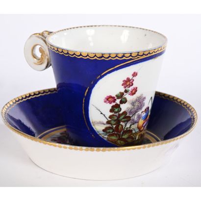 SEVRES. TASSE et sous-tasse en porcelaine...