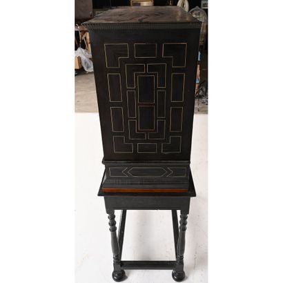 CABINET ANVERSOIS sur son piètement en bois...