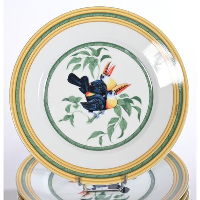 HERMES. SERVICE «Toucan» en porcelaine polychrome...