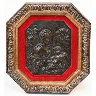 VIERGE À L’ENFANT entourée d’anges en bronze...