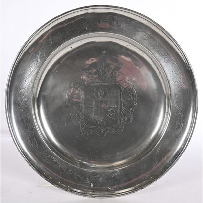 PLAT à décor gravé d’un blason armorié surmonté...