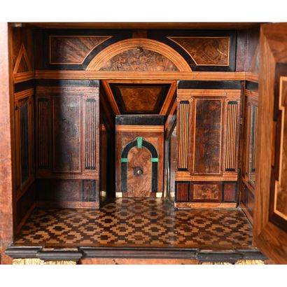 CABINET SUR SON PIETEMENT LOUIS XIII en placage...