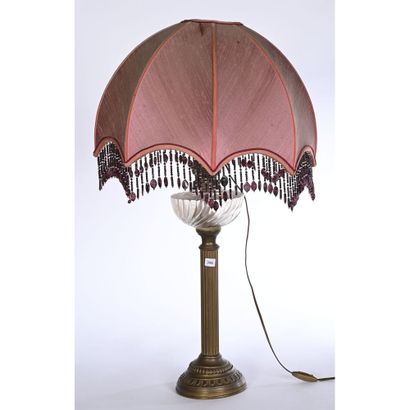 LAMPE A PETROLE DE STYLE LOUIS XVI en laiton...