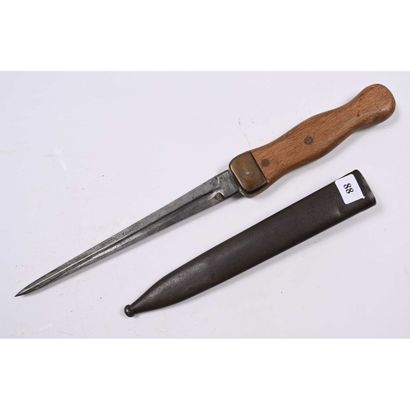 COUTEAU DE COMBAT belge. Manche bois.
