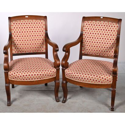 PAIRE DE FAUTEUILS RESTAURATION en noyer....