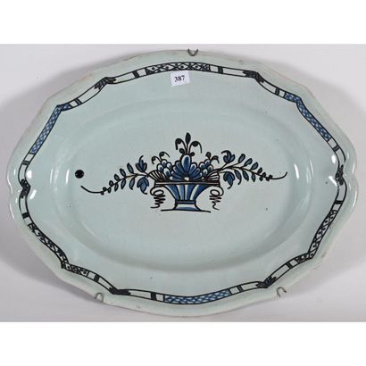 FORGES LES EAUX. PLAT en faïence à décor...