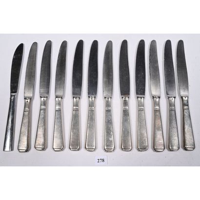 SUITE DE 12 GRANDS COUTEAUX en métal argenté,...