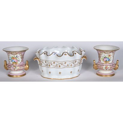 PAIRE DE PETITS VASES en porcelaine de SEVRES....