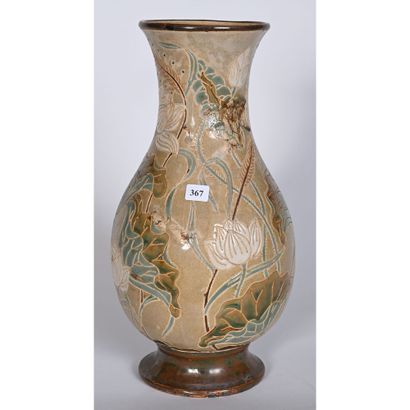VASE en céramique à décor émaillé de fleurs....