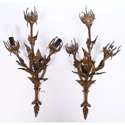 PAIRE D’APPLIQUES en bronze à 3 lumières...