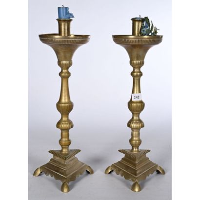 PAIRE DE BOUGEOIRS DE STYLE LOUIS XIII en...
