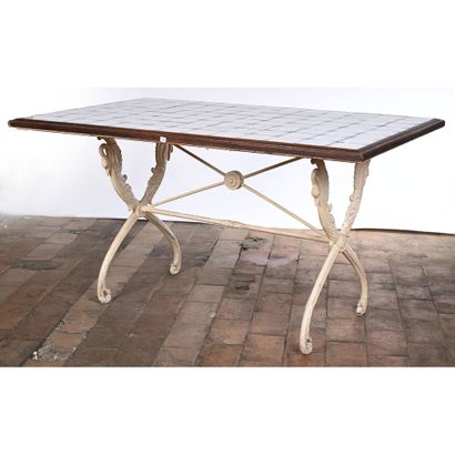 TABLE DE BISTROT à piètement galbé en fer...