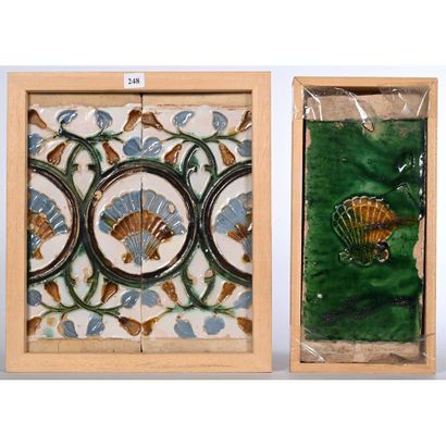 ENSEMBLE DE 2 CARREAUX en céramique à décor...