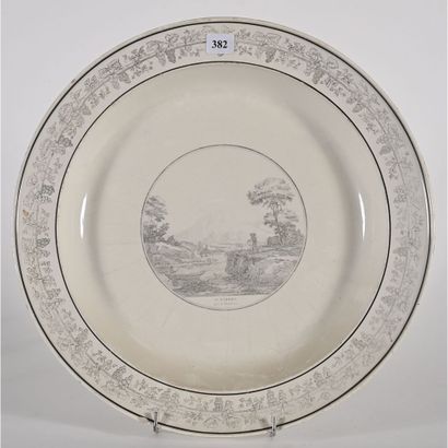 PLAT en faïence fine représentant Saint Pardon...