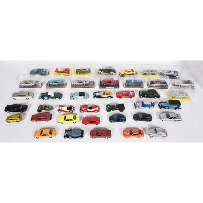 40 véhicules de toutes marques en 1/43ème...