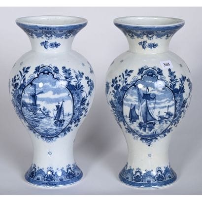 DELFT. PAIRE DE VASES en porcelaine à décor...
