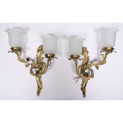 PAIRE D’APPLIQUES DE STYLE LOUIS XV à 2 lumières...