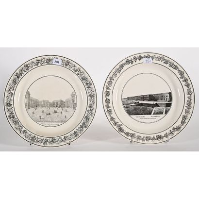 PAIRE D’ASSIETTES en faïence fine en grisaille...