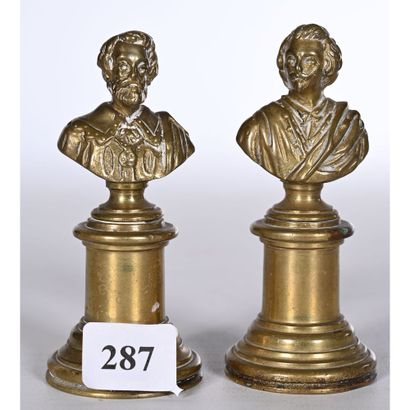 PAIRE DE SUJETS en bronze représentant des...