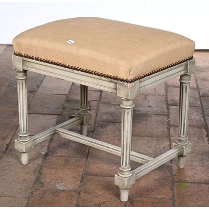 TABOURET DE STYLE LOUIS XVI en bois relaqué....