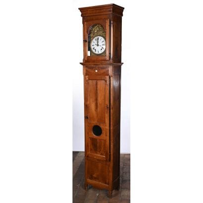 HORLOGE COMTOISE en merisier. (Vitre fêlée)....