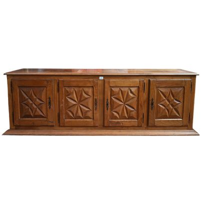 ENFILADE en noyer ouvrant par 4 portes sculptées....