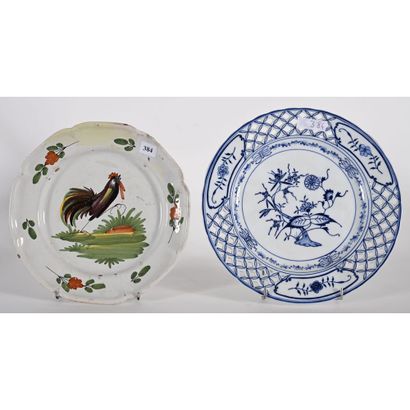 ASSIETTE en porcelaine à décor en camaïeu...