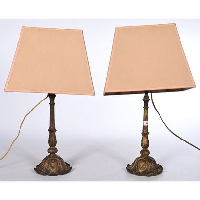PAIRE DE BOUGEOIRS montés en lampe en fonte...