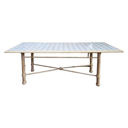 TABLE à piètement en métal patiné à décor...