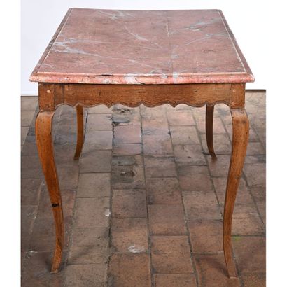 TABLE DE MILIEU LOUIS XV en chêne à piètement...