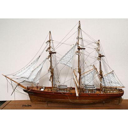 MAQUETTE DE VOILIER à 3 mâts. H.62 L.83.