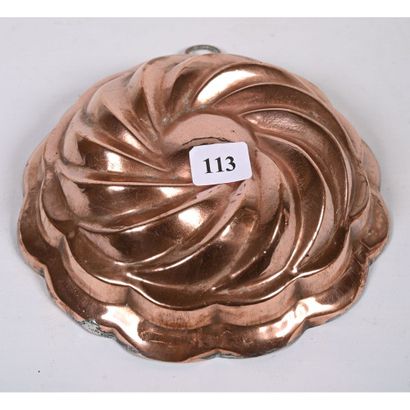 MOULE A CHOCOLAT à décor d’une fleur à pétales...