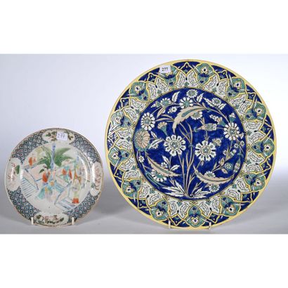 PLAT en faïence d’Iznik à motifs de fleurs....