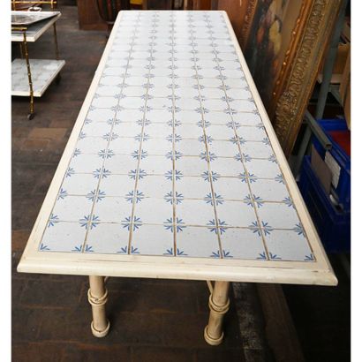 TABLE à piètement en métal patiné à décor...