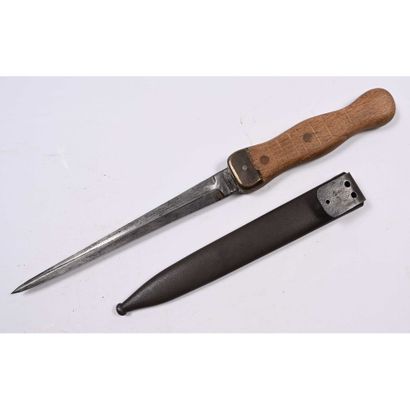 COUTEAU DE COMBAT belge. Manche bois.