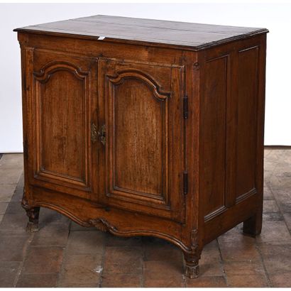BUFFET BAS en chêne ouvrant par 2 portes...