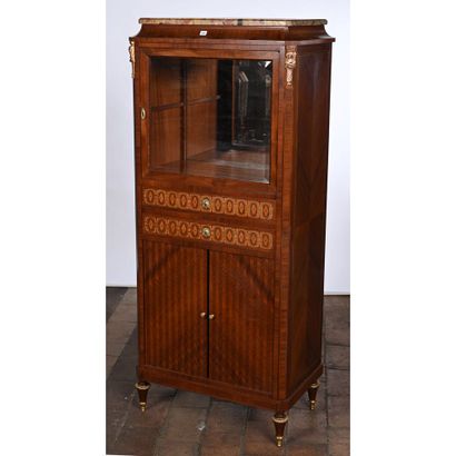 PETITE VITRINE DE STYLE LOUIS XVI en placage...