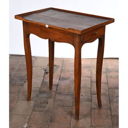 PETITE TABLE D’ENTRE DEUX LOUIS XV en noyer...