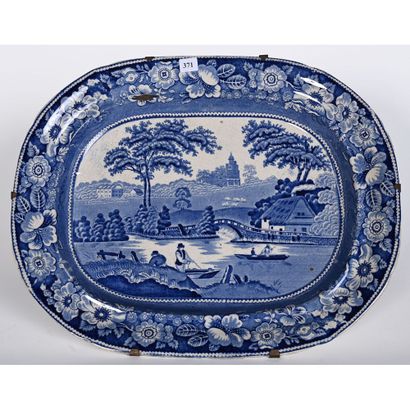 PLAT en faïence à décor en camaïeu bleu d’une...