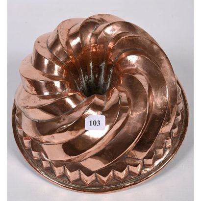 JOLI MOULE A GATEAU en cuivre à cheminée...