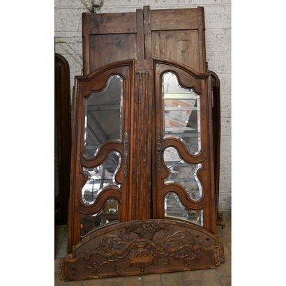 ARMOIRE en noyer ouvrant par 2 portes sur...
