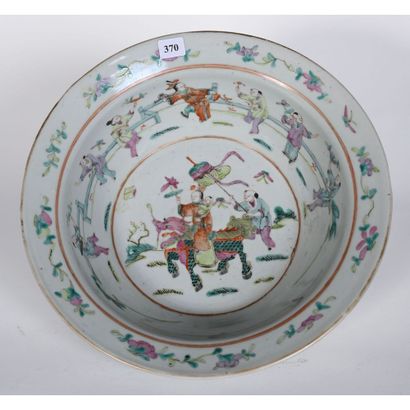 PLAT creux en porcelaine de CHINE à décor...