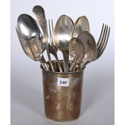 ENSEMBLE DE COUVERTS dépareillés en argent...