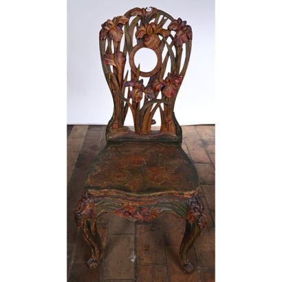 CURIEUSE CHAISE en bois naturel à décor sculpté...