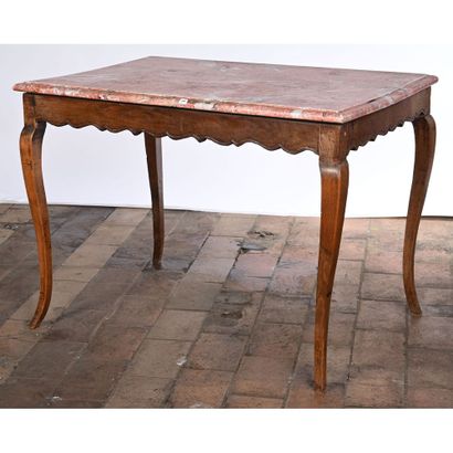 TABLE DE MILIEU LOUIS XV en chêne à piètement...