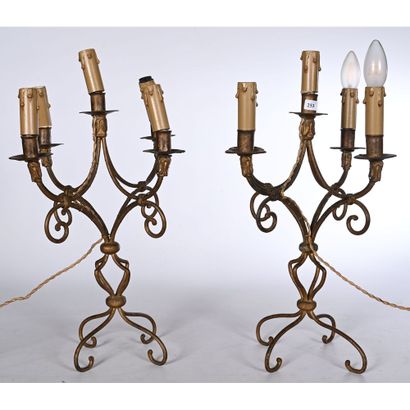 PAIRE DE CANDELABRES à 5 lumières en métal...