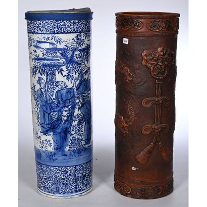 2 PORTE-PARAPLUIE, l’un en porcelaine à décor...