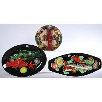 ENSEMBLE de 3 PLATS en céramique polychrome...
