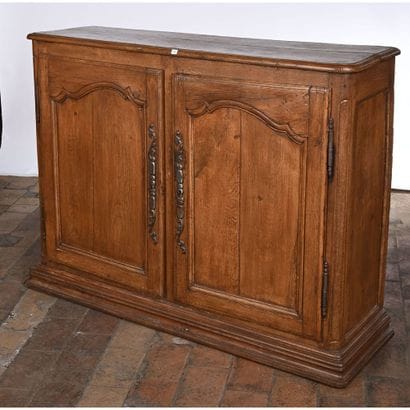 BUFFET DE BOISERIE en chêne sur plinthe ouvrant...