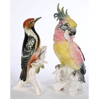 2 SUJETS en porcelaine polychrome représentant...